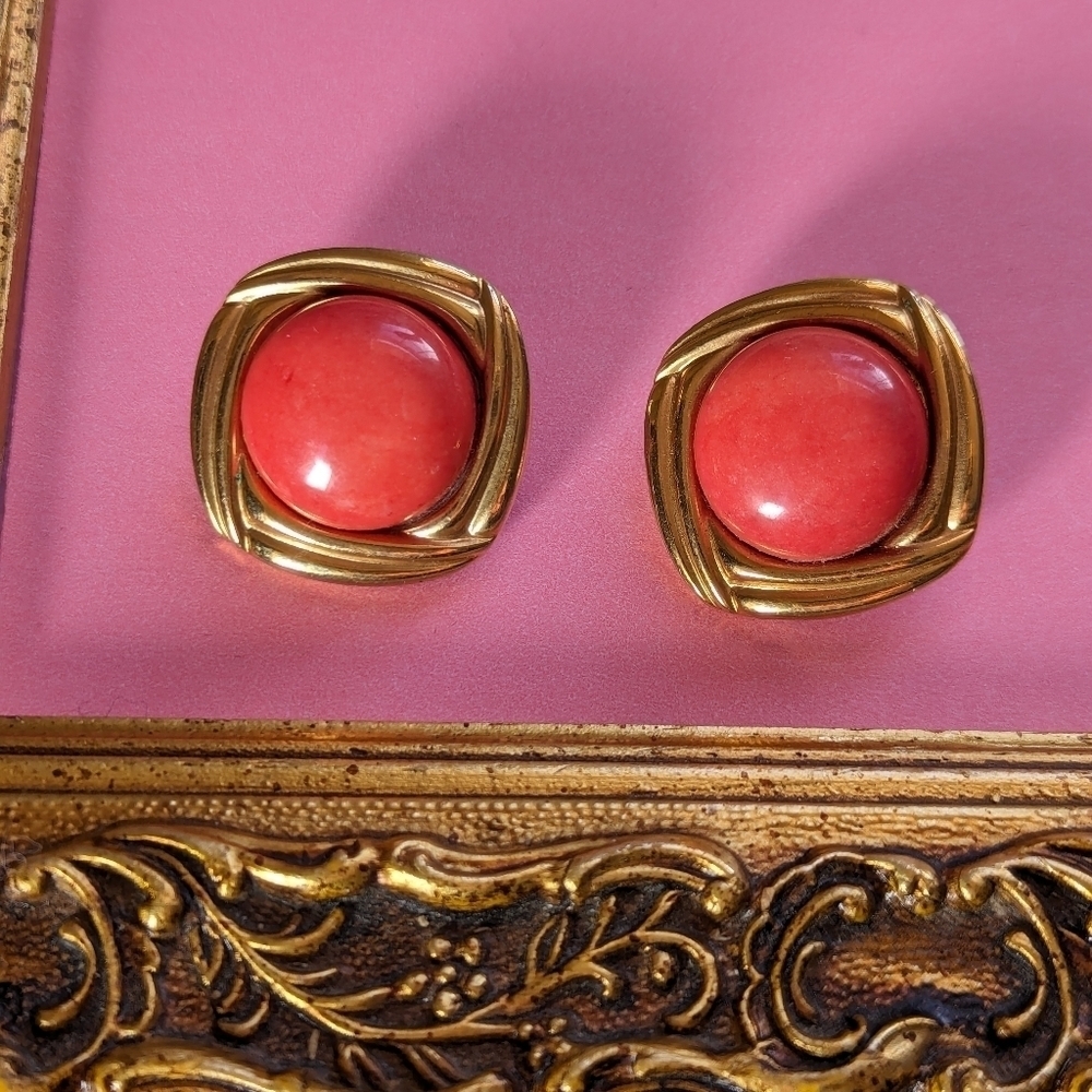 ♥️ Vintage Retro Goldtone square coral color round cabachon clip on earrings